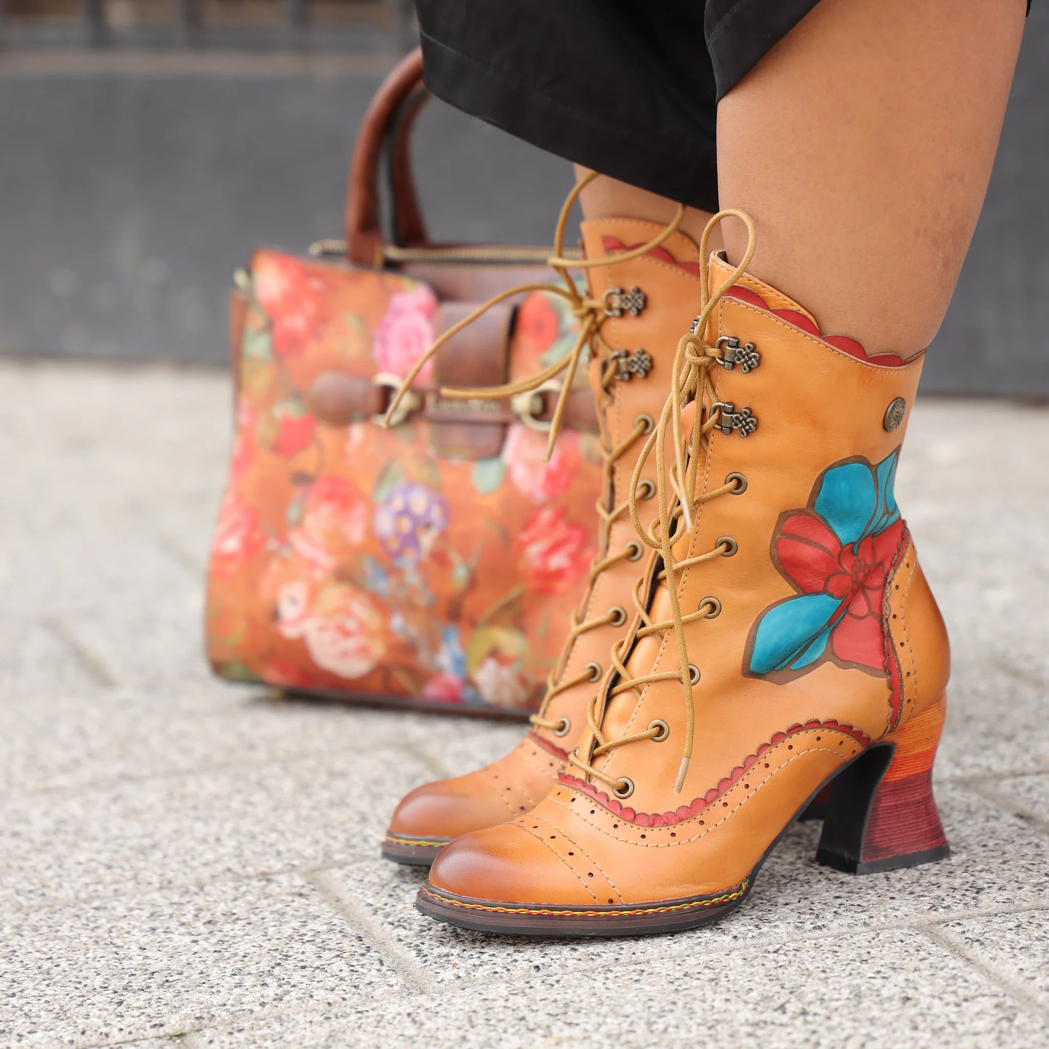 Laura Vita 7516 oker on foot