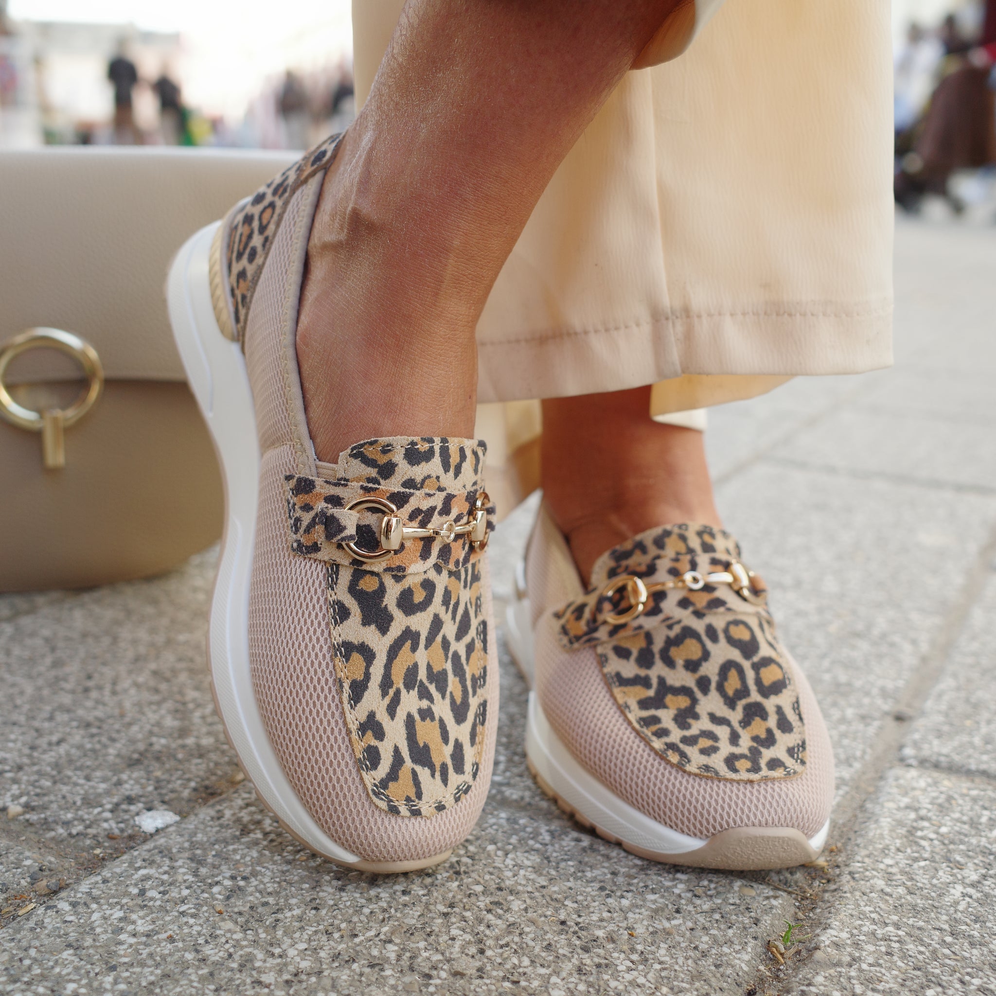 Matiz 25222 smeđi leopard on foot