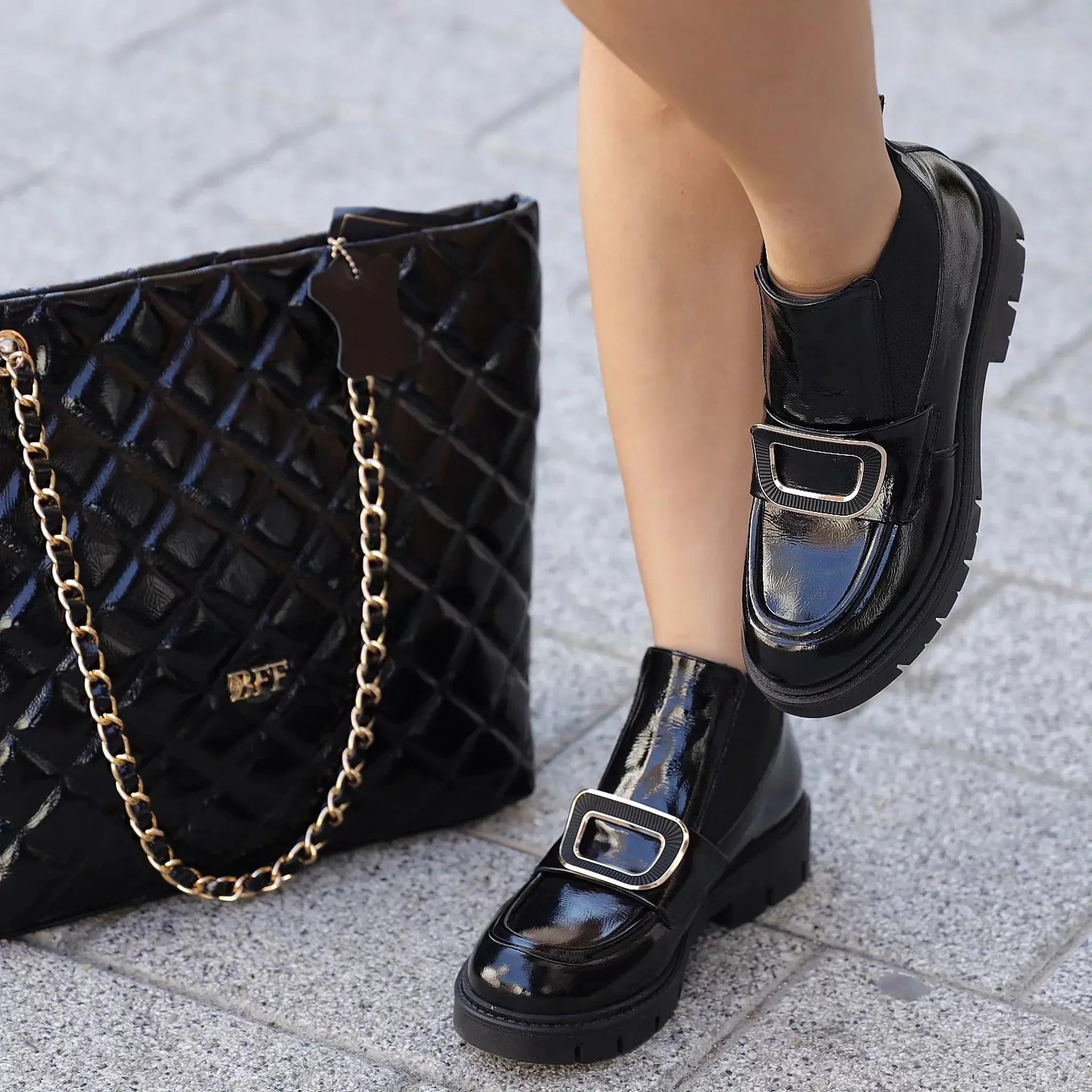 Moda Pelle 10145 crni lak on foot