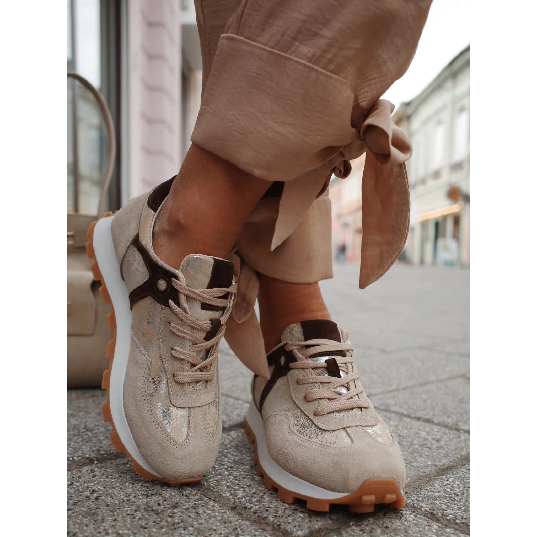 Moda Pelle 12700 taupe on foot 01