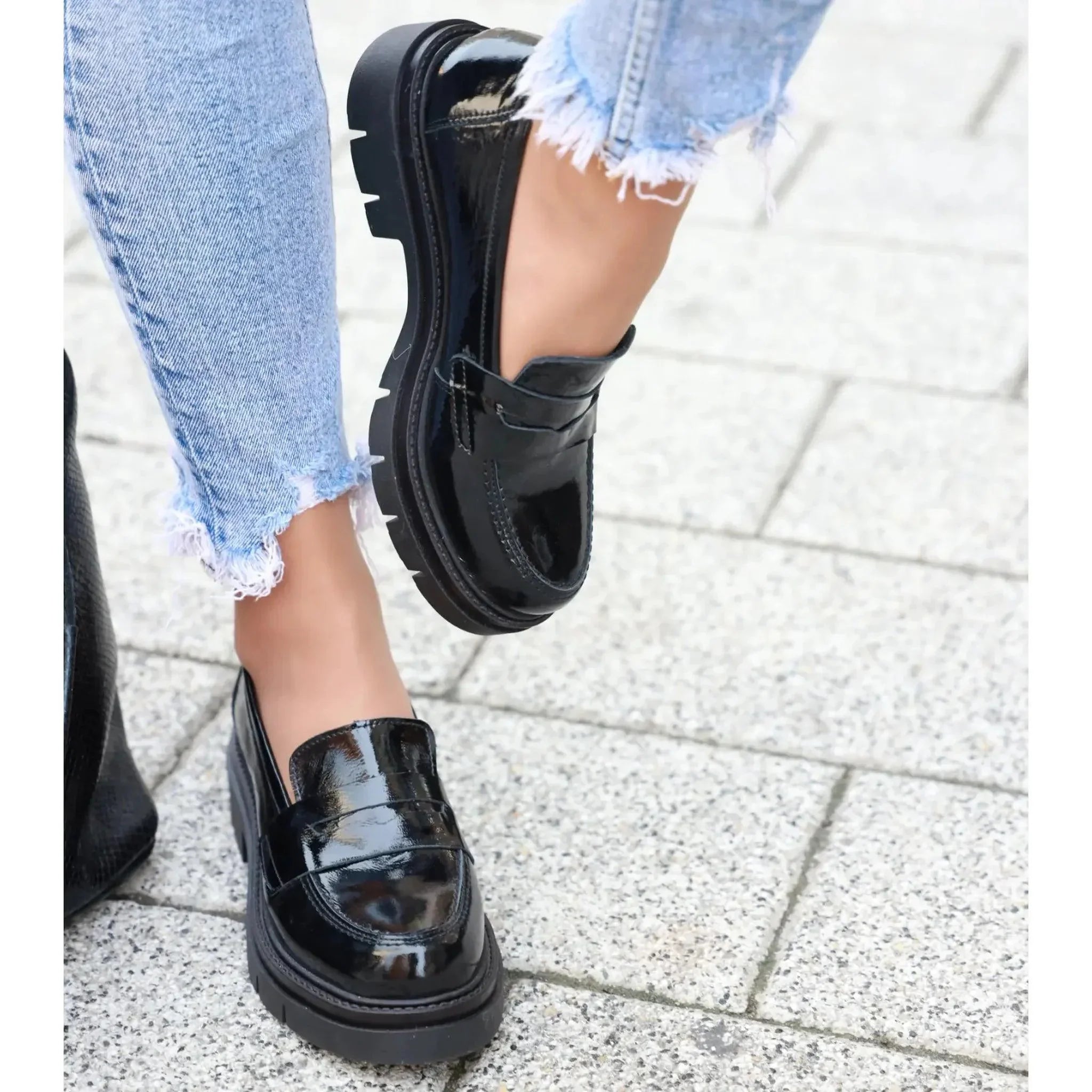 Moda Pelle 1610 crni lak on foot