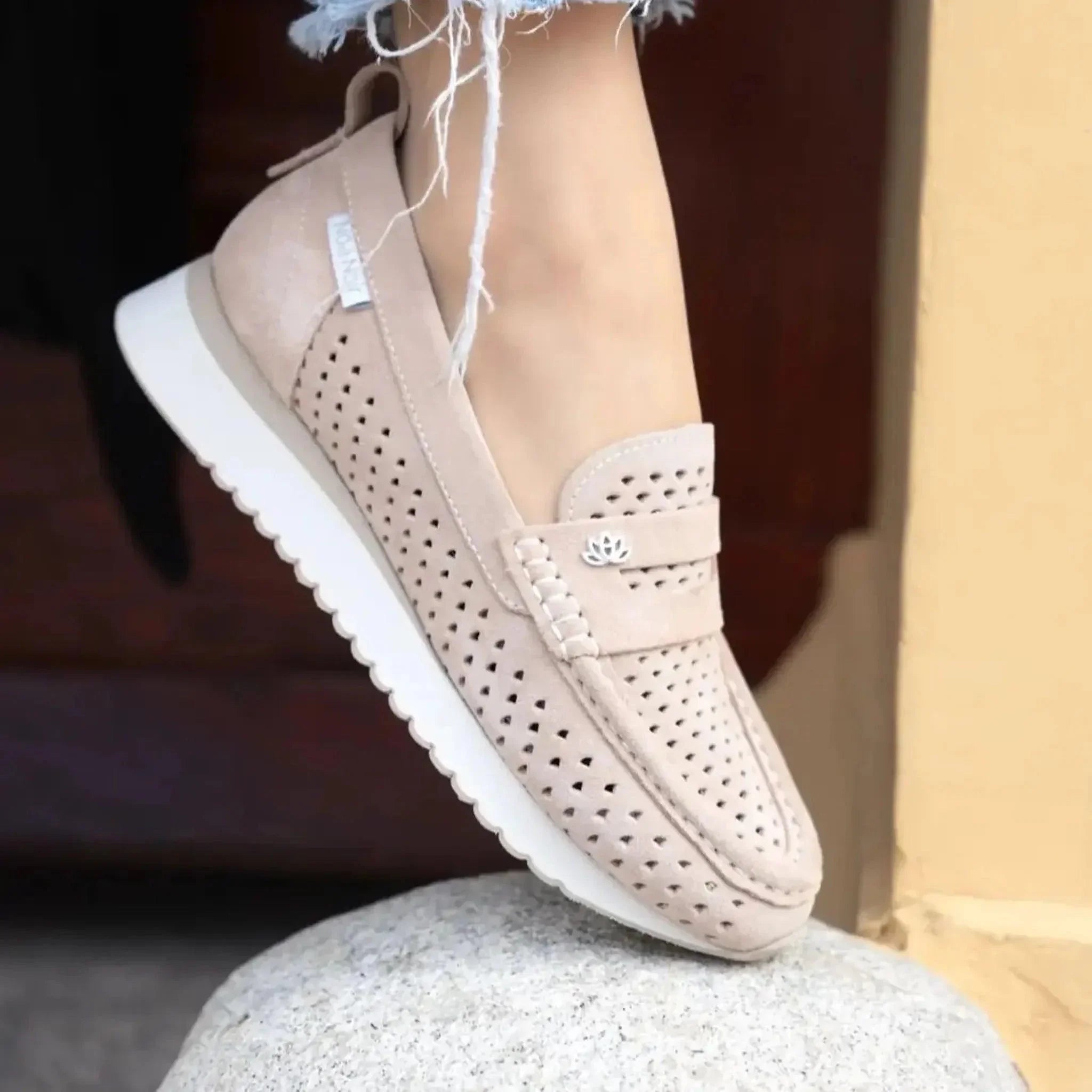 Noa Noir 0442 maglovito taupe on foot