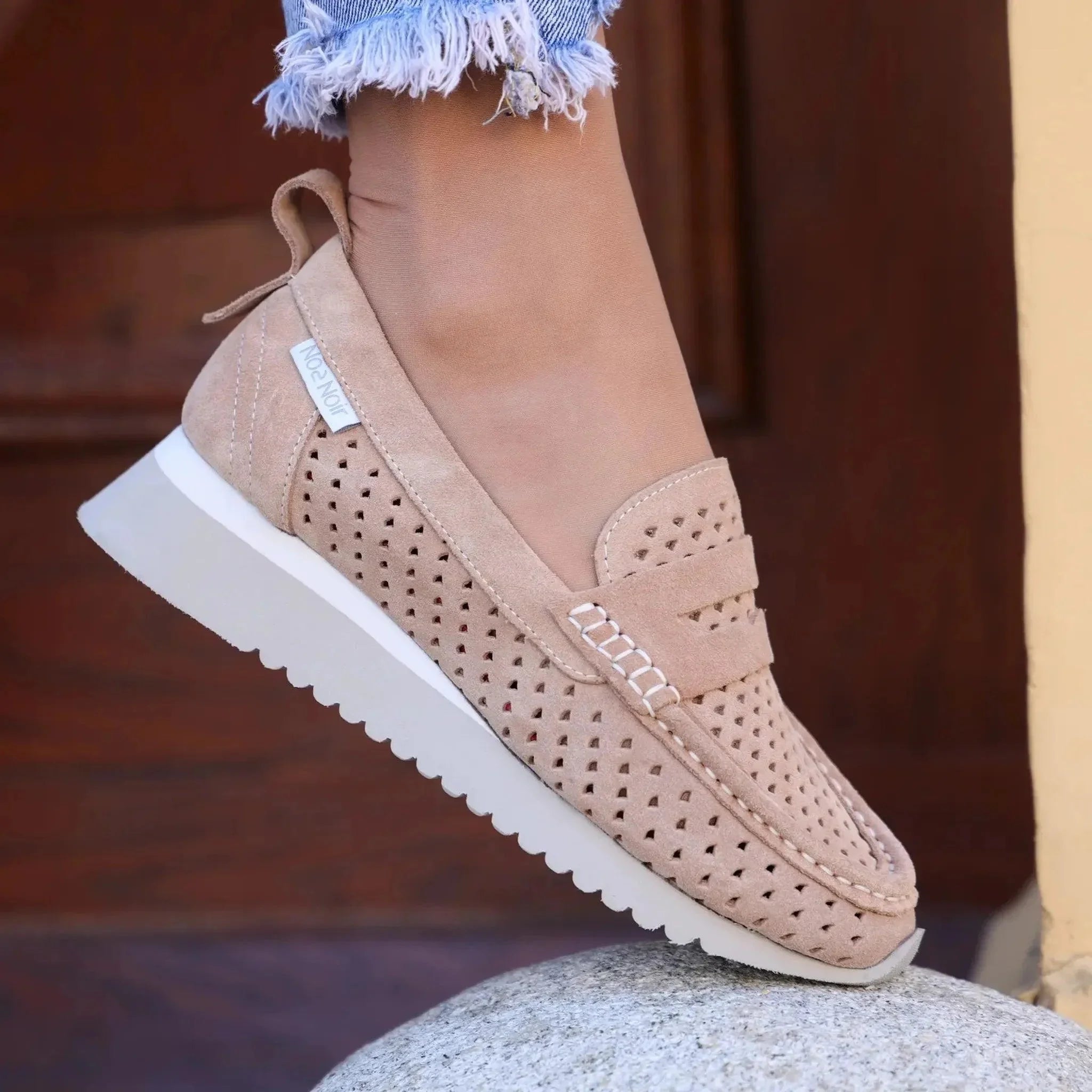 Noa Noir 0442 tan on foot