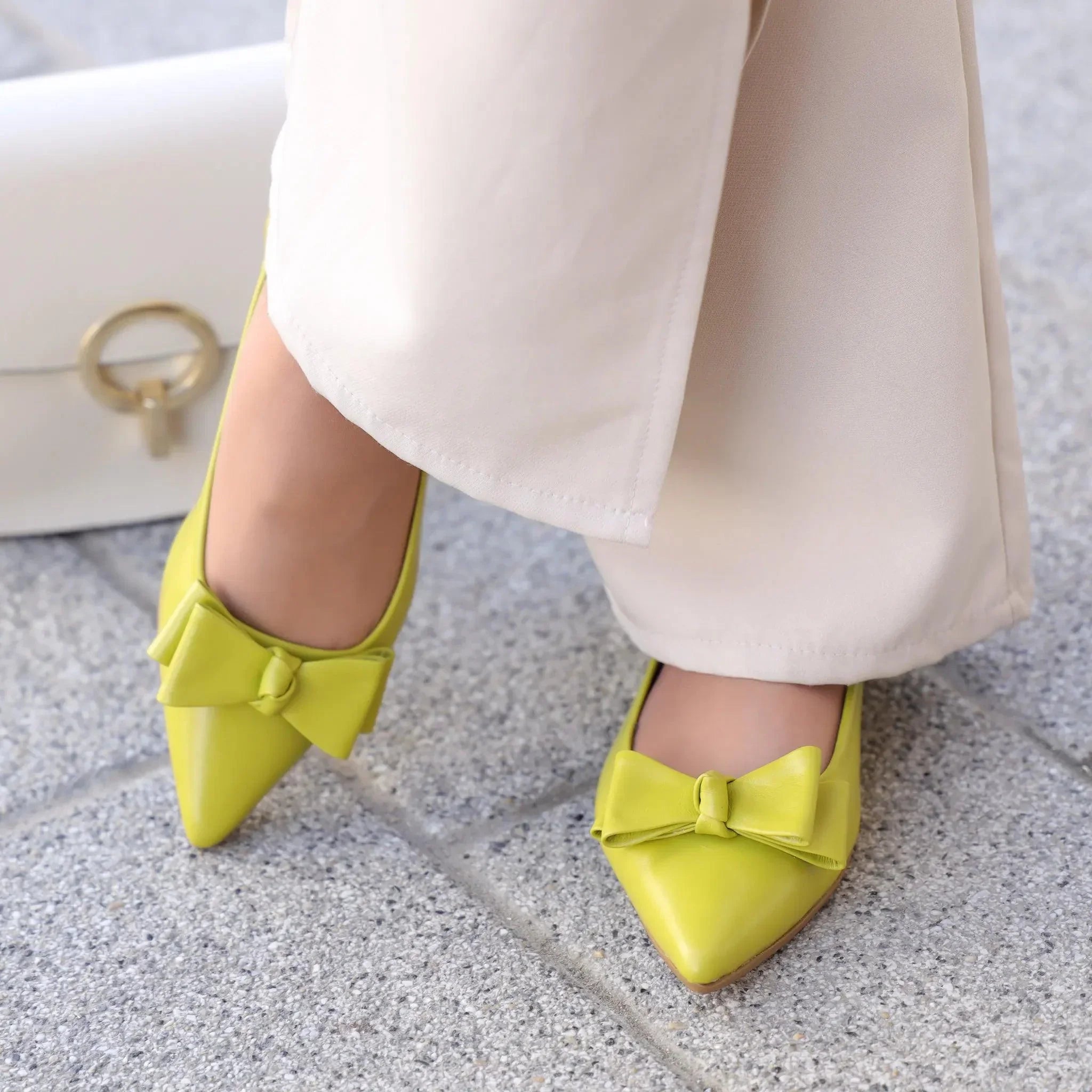 Pixy 4247 mustard zelena on foot