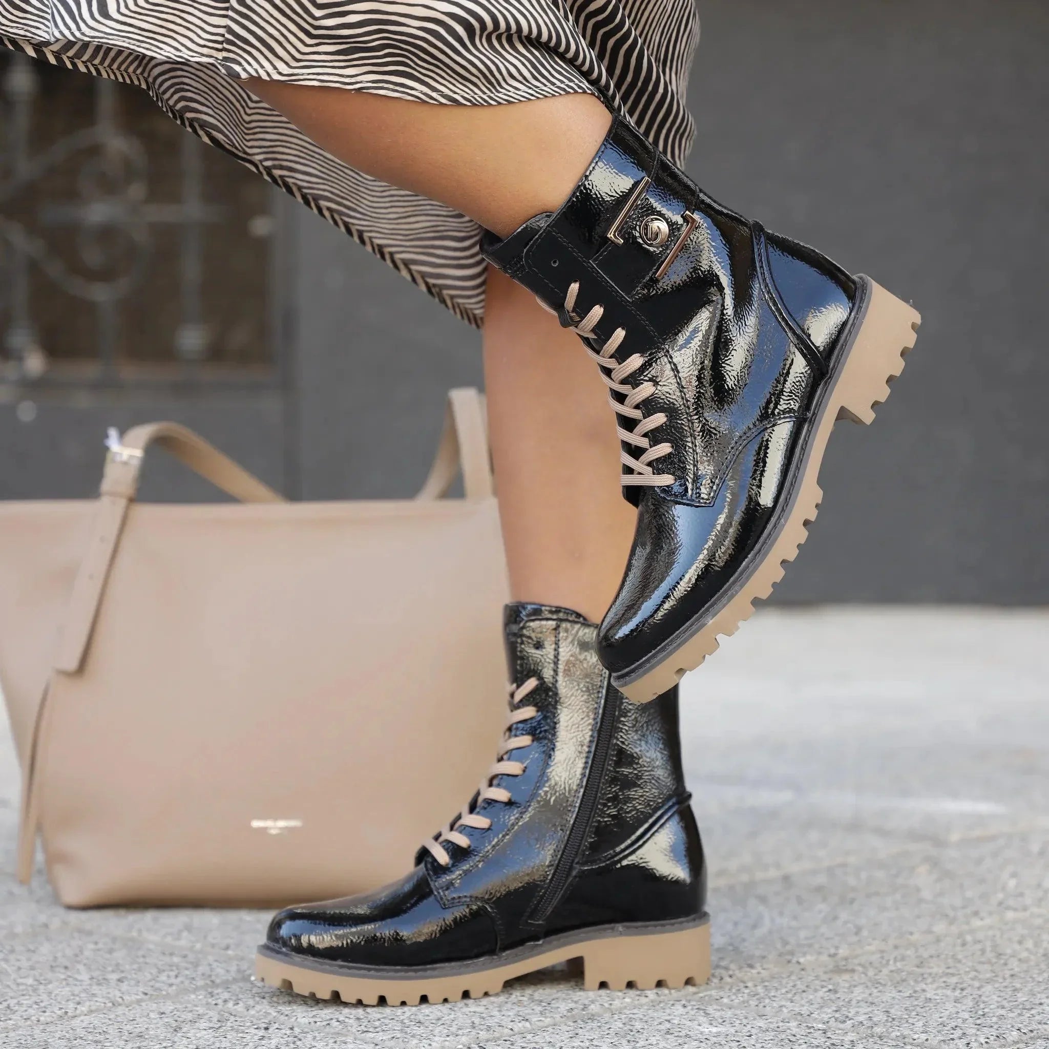 Remonte 8663 crni lak on foot
