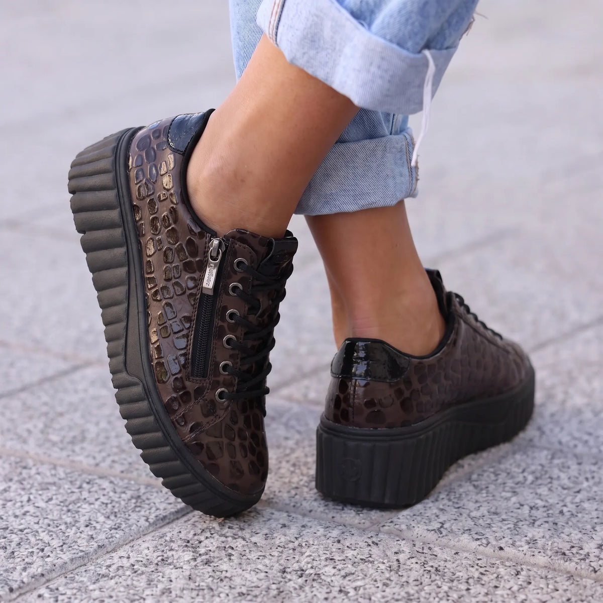 Rieker 2555 braon on foot 01