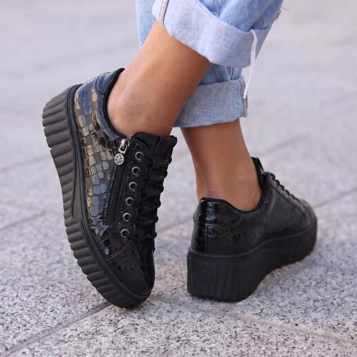 Rieker 2555 crni lak on foot 01