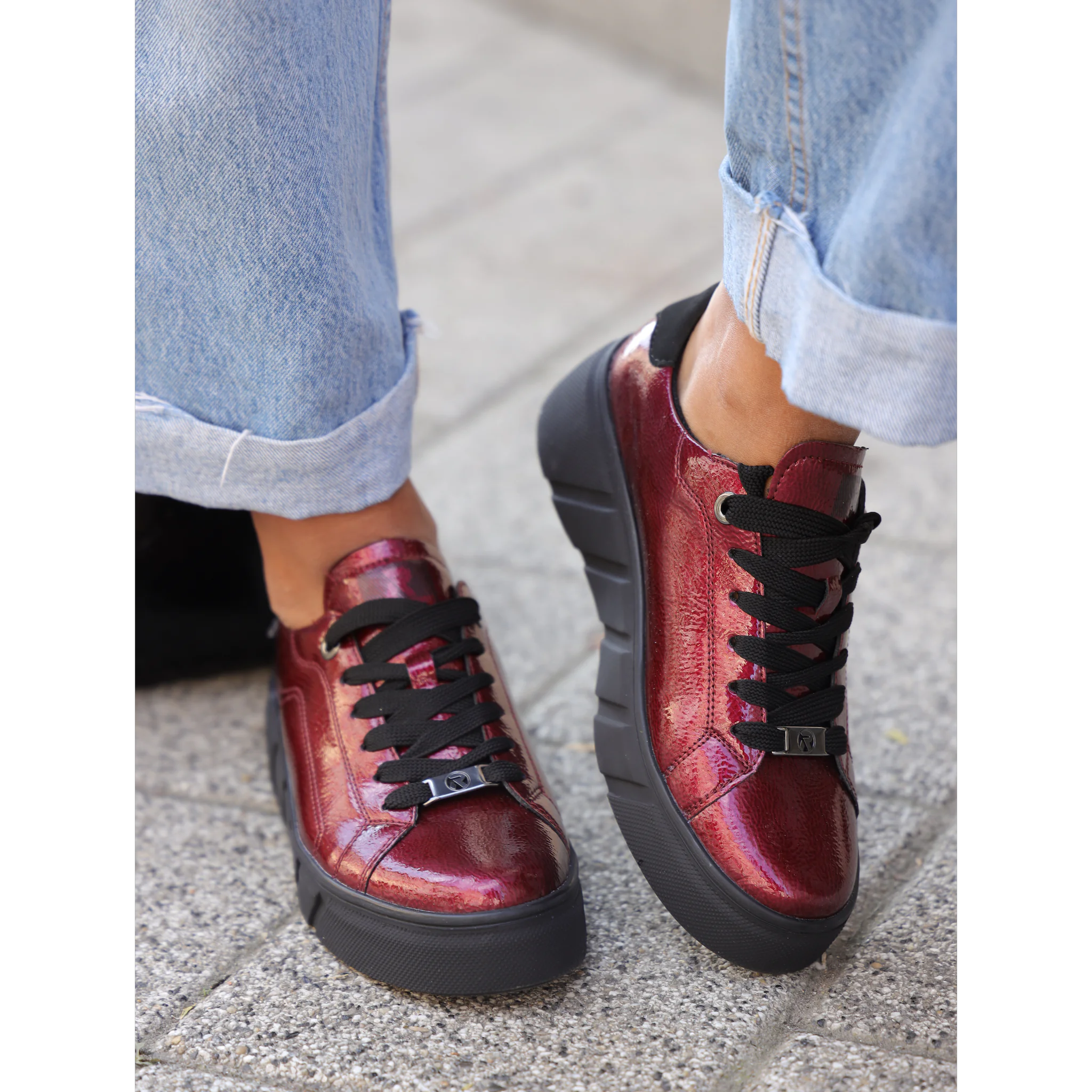 Rieker 2601 crveni lak on foot