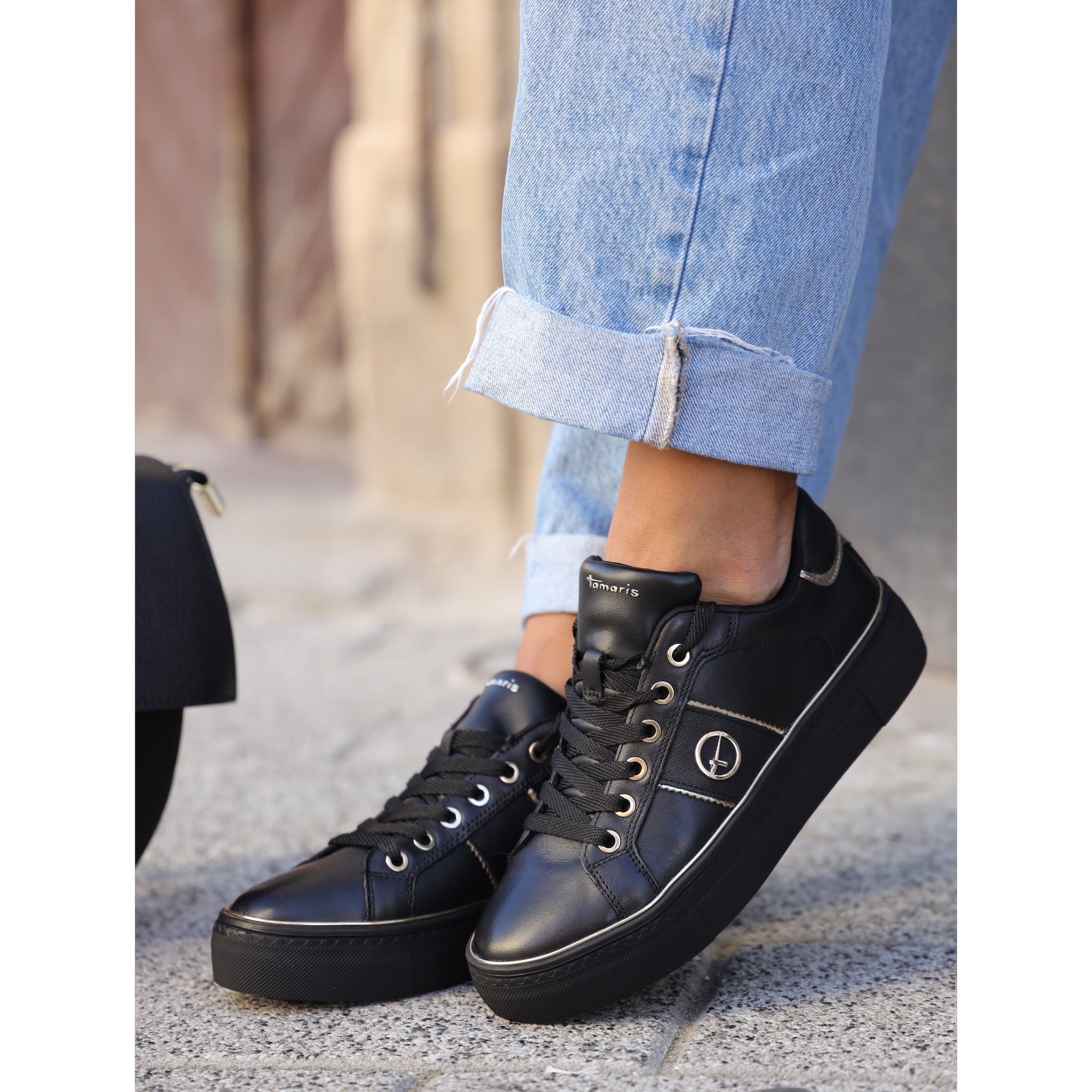 Tamaris 23724 crna on foot