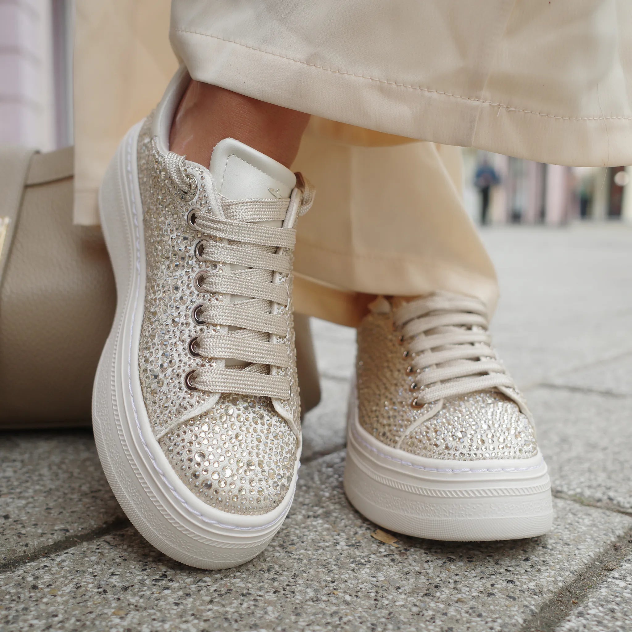 Tamaris 23795 zlatna on foot 02