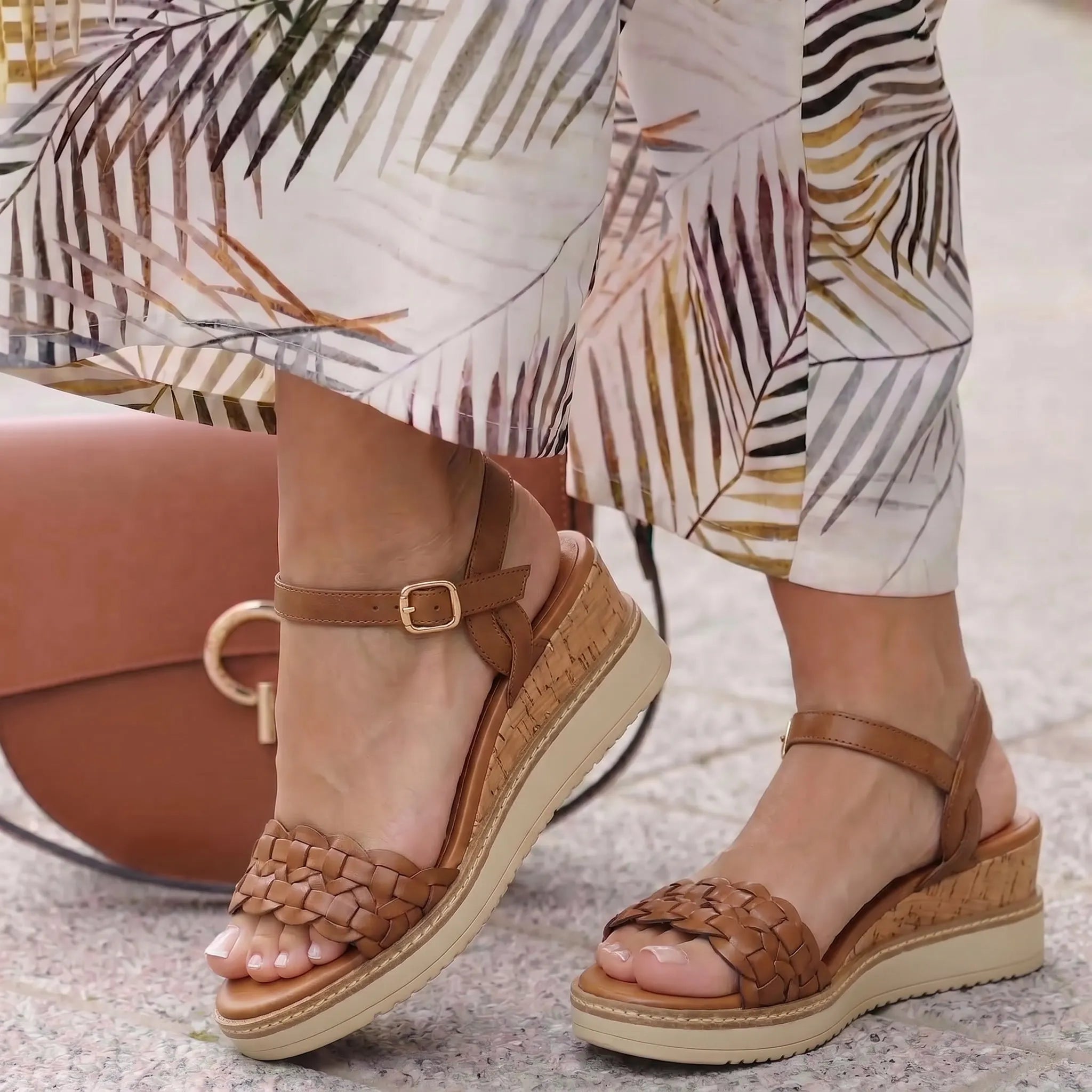 Tamaris 28334 braon on foot