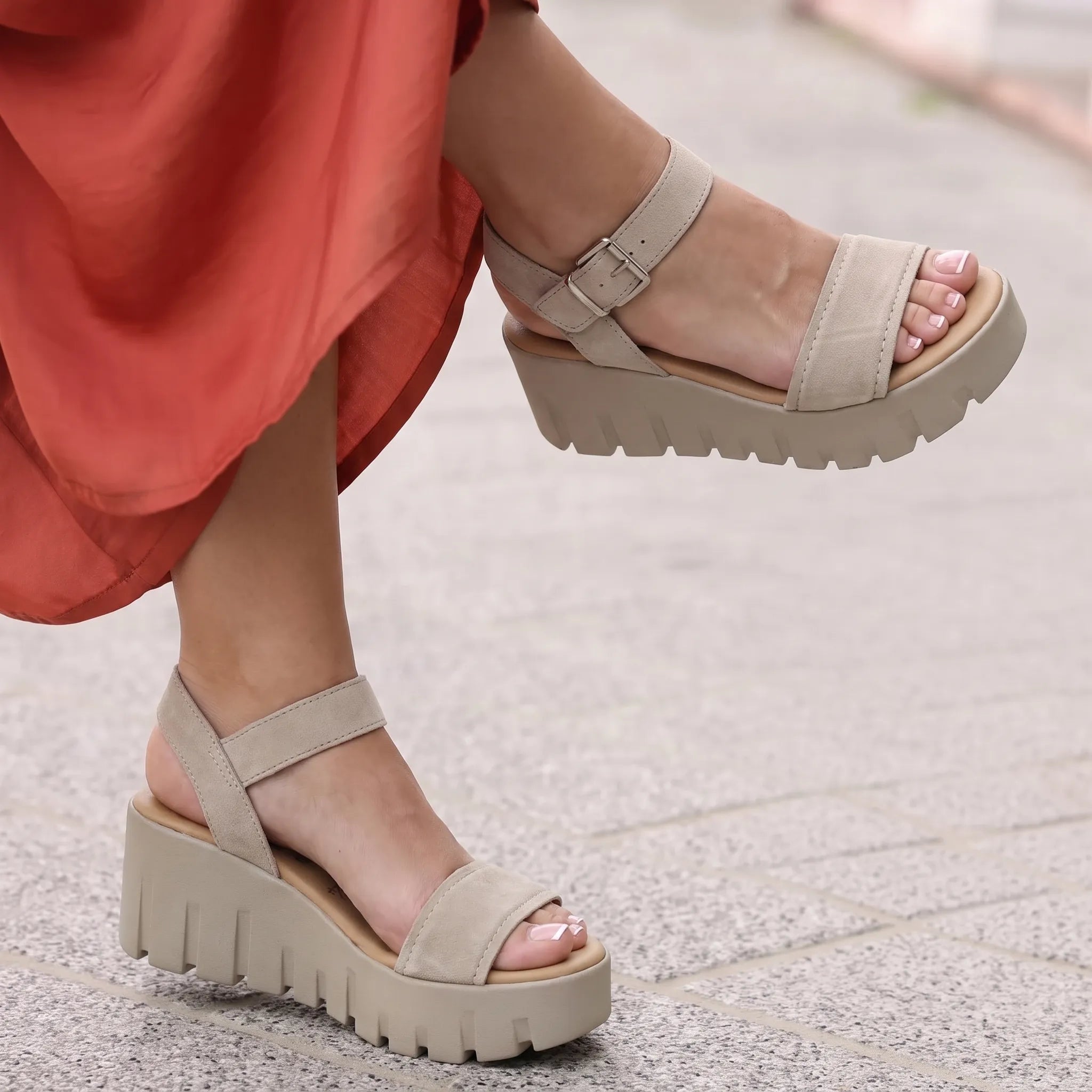 Tamaris 28712 maglovito taupe on foot