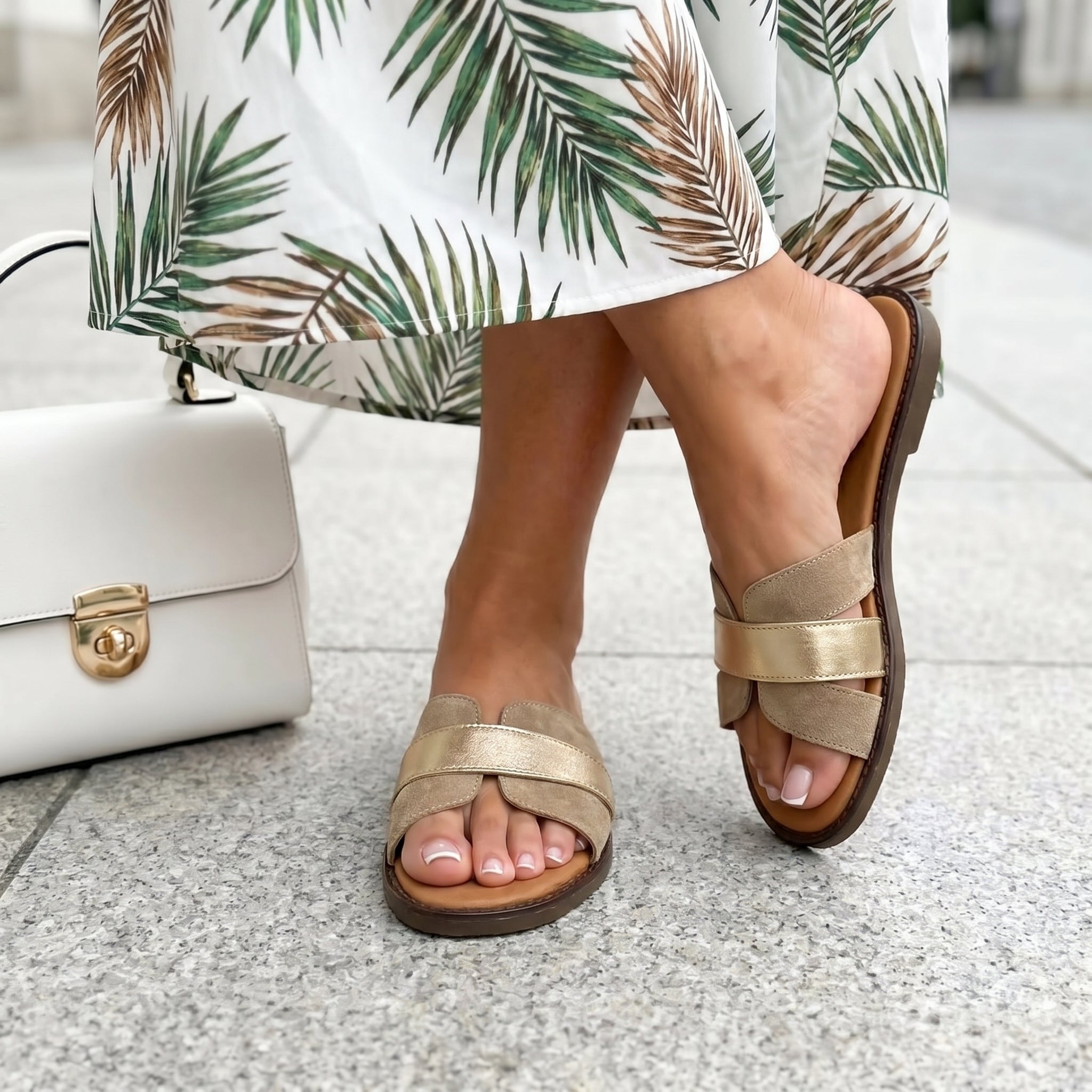 Una 7012613 peščano smeđa on foot 01