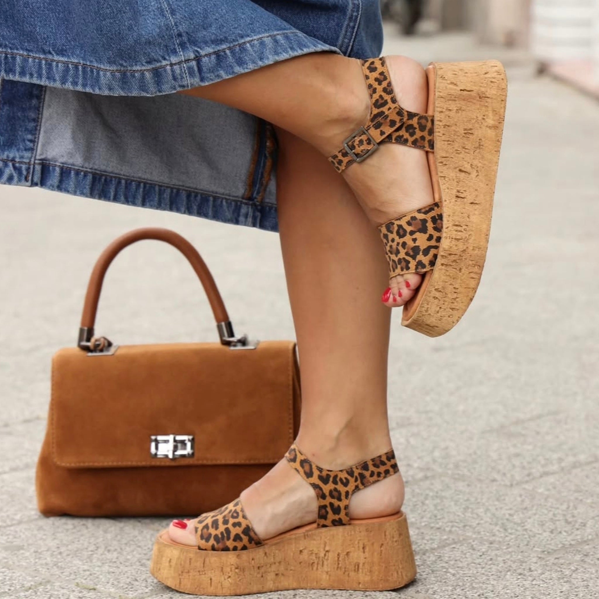Una 70133 smeđi leopard on foot 02