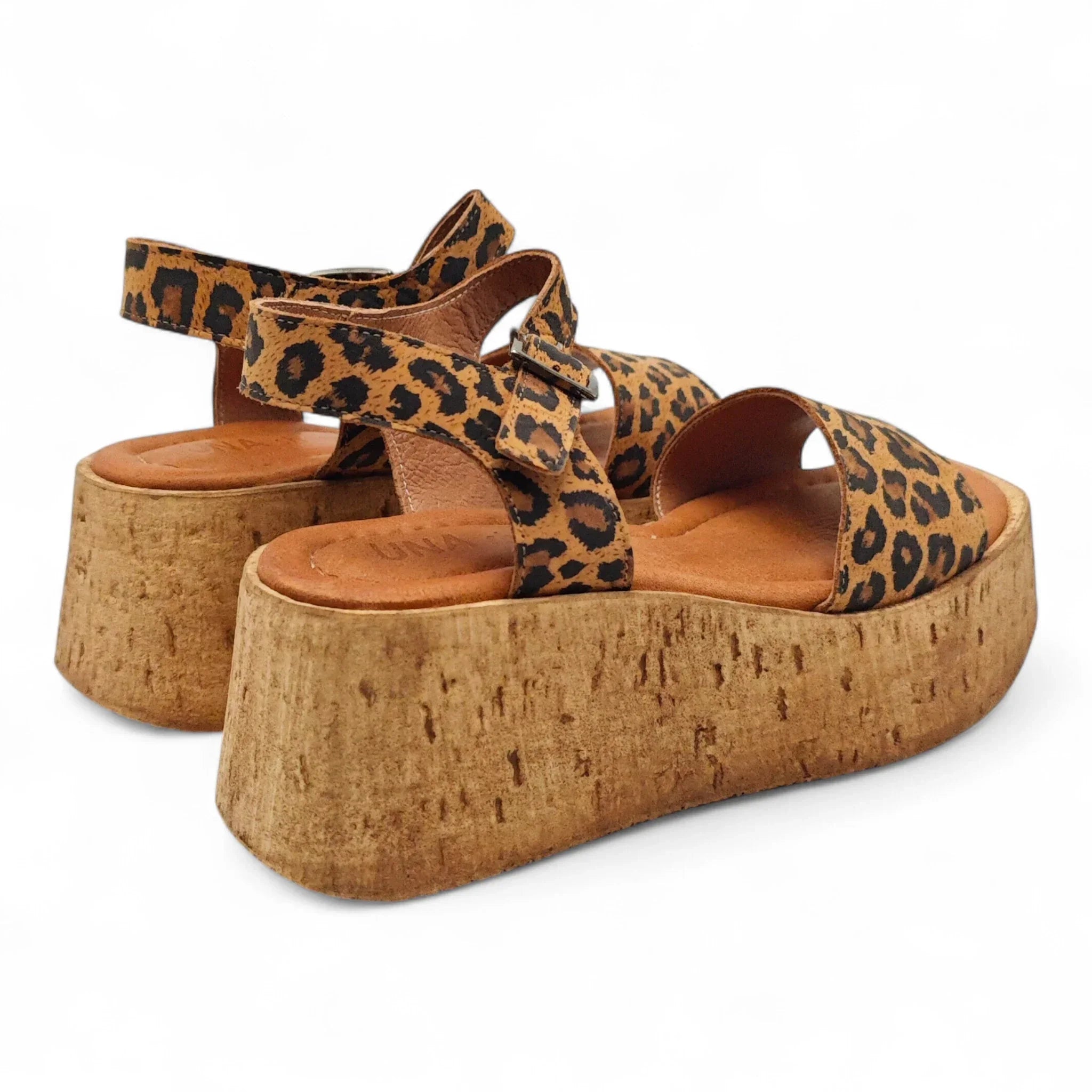 Una 70133 smeđi leopard pogled straga