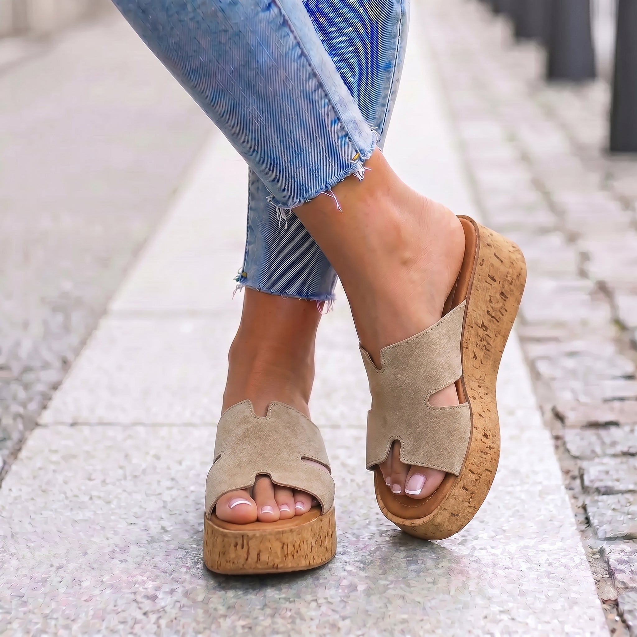 Una 7013302 peščano smeđa on foot 01